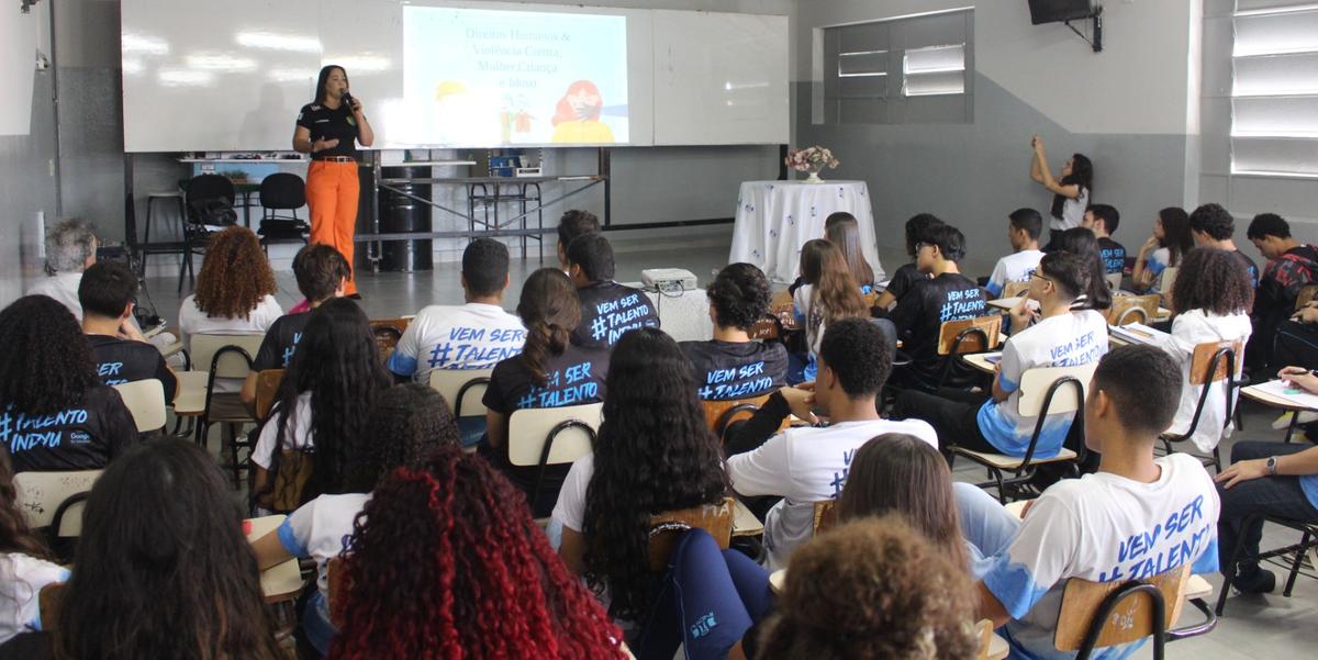 A palestrante ressalta que seminários como o promovido pelo Colégio Indyu aproximam os alunos do tema de maneira mais humanizada e concreta (Leonardo Queiroz)