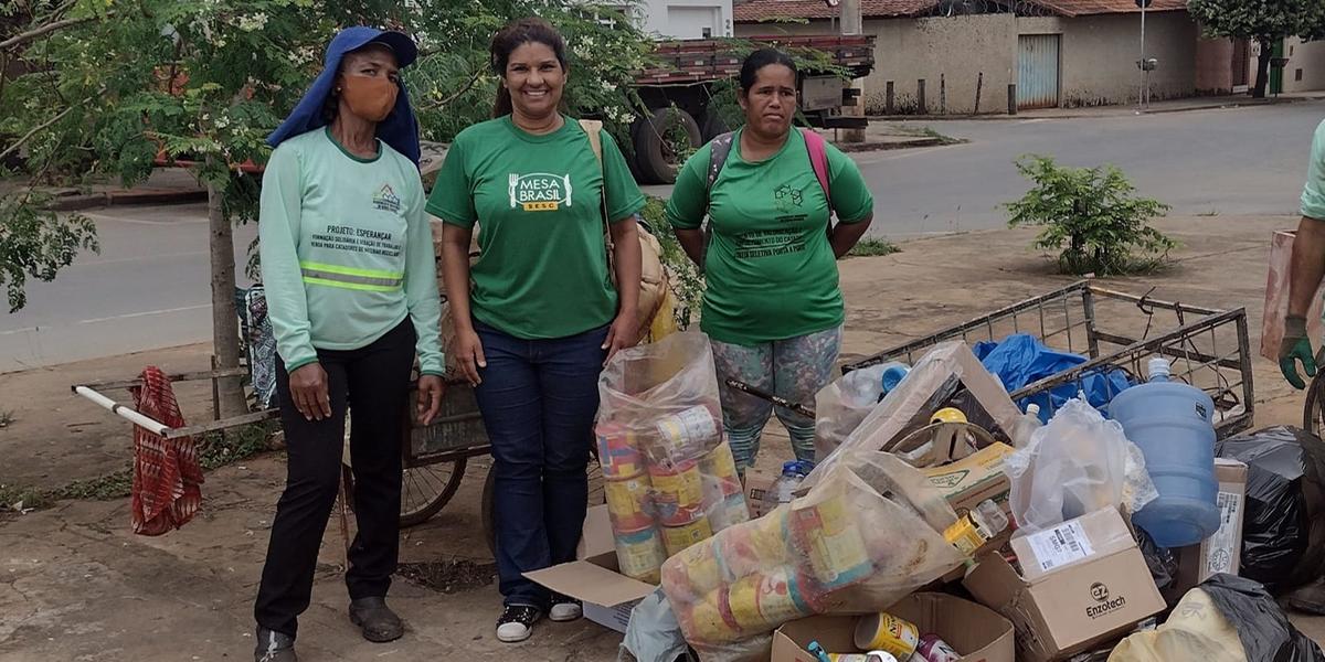 Da esquerda, Maria José Moreira, Presidente da Associação de Catadores; no meio, Denise Aguiar, gestora da associação; e Ângela Priscila Alves, presidente da associação e catadora. Todas fazem parte da associação 3Rs (Arquivo pessoal)