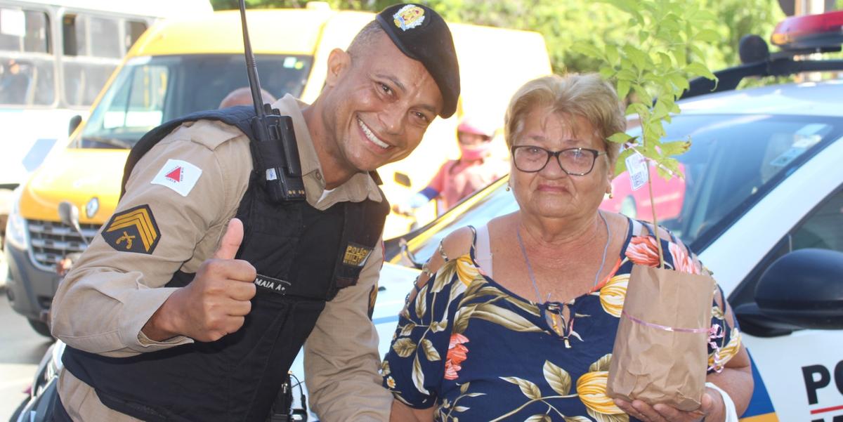Jandira Maria da Silva, 80 anos, se emocionou com o abraço afetuoso que recebeu dos militares (LEONARDO QUEIROZ)