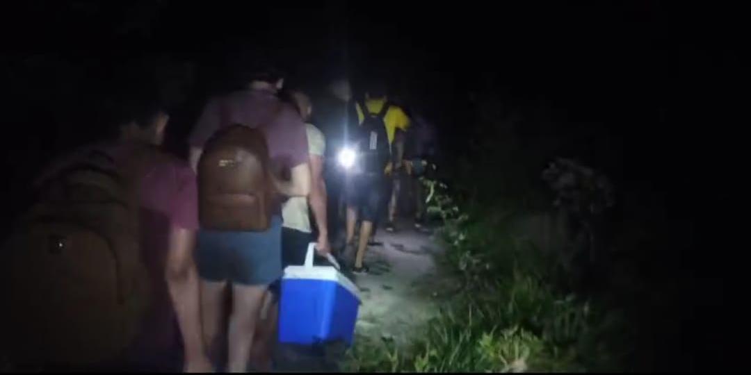 Os turistas de Montes Claros foram resgatados ilesos pelo Corpo de Bombeiros (Bombeiros/ divulgação)