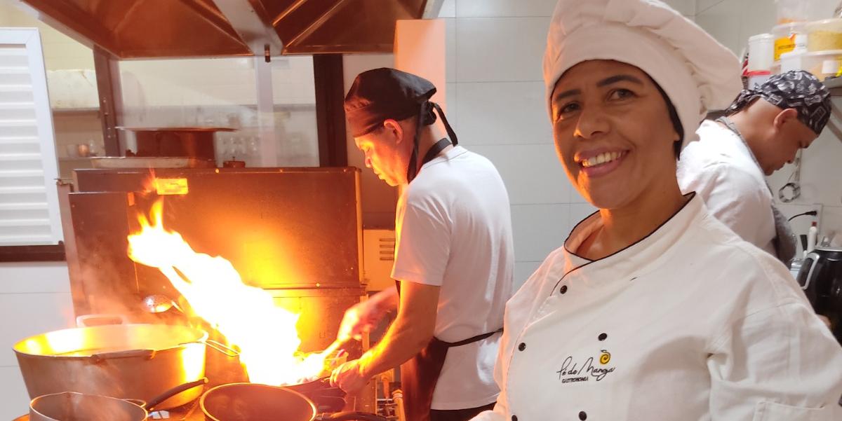A empreendedora e chef de cozinha, Andréa Pereira, considera que ser uma mulher negra no campo empreendedor apresenta desafios, mas é algo possível de ser superado (LARISSA DURÃES)