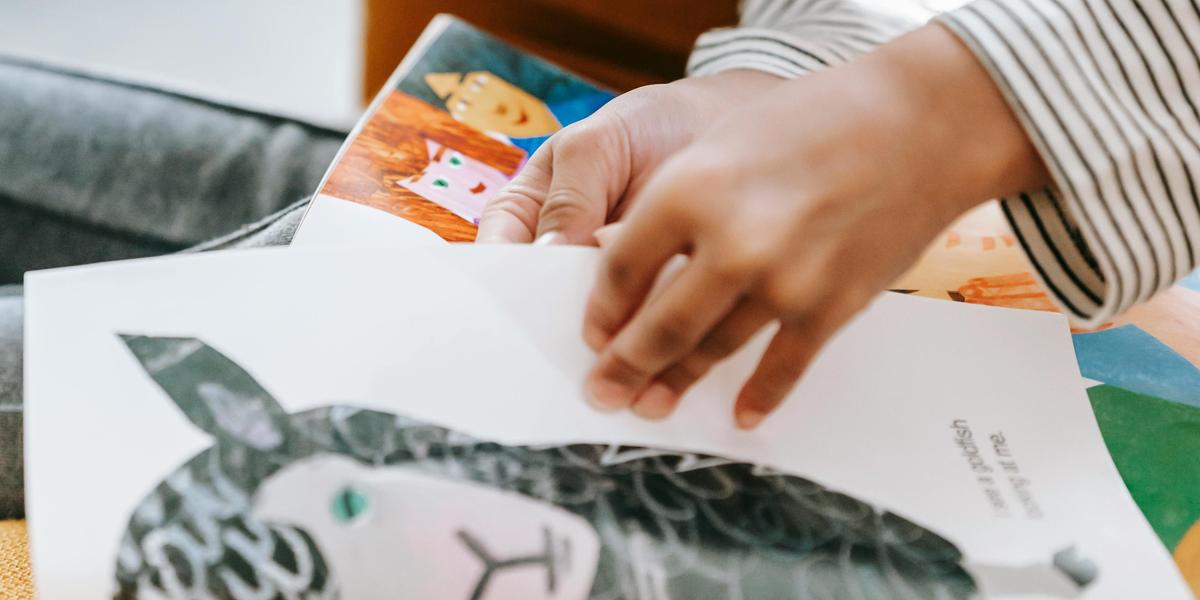 Por volta de um ano de idade, o hábito de leitura pode ser introduzido à criança por meio da audição de histórias curtas e repetidas, comenta especialista (PEXELS)