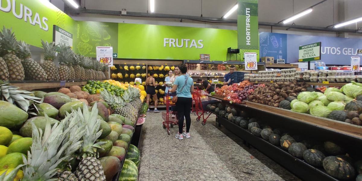 Os habitantes de Montes Claros enfrentam dificuldades para equilibrar o orçamento familiar devido aos preços elevados (LARISSA DURÃES)