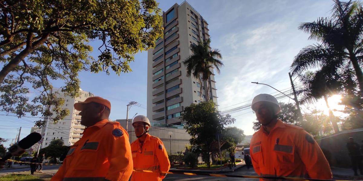 Moradores do edifício notam a trinca após um estrondo. Segundo relatos, o incidente ocorreu por volta das 13h (LARISSA DURÃES)