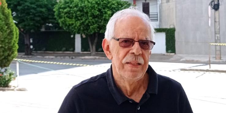 Cristóvão Melo Franco, morador da mesma casa há 47 anos, situada ao lado do prédio afetado, encontra-se temporariamente na residência de seu filho (MÁRCIA VIEIRA)