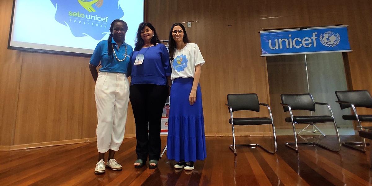 Da esquerda para a direita: Helena Oliveira, coordenadora das ações do Selo UNICEF nos estados da Bahia, Minas Gerais e Sergipe; Kenia Medeiros, diretora de Assistência Social de Montes Claros; e Raquel Lauar Barra Melo, especialista de políticas públicas da Associação Brasileira de Ações Integradas para o Desenvolvimento Humano (ABRAD) (Larissa Durães)