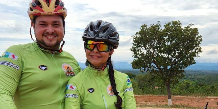 Sandra Ladeia e o filho João Pedro, do grupo de bike “Calangos”, se preparam para o “Grão Mogol Biketur com Axé”, no próximo dia 17 de maio (arquivo pessoal)