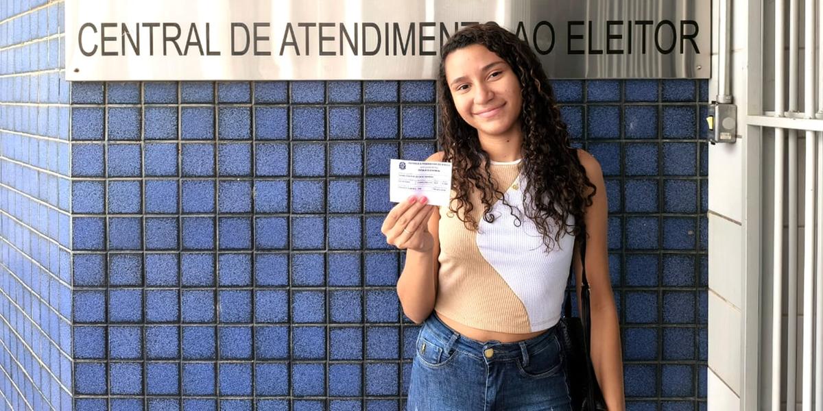 Sara dos Santos, de 17 anos, acordou cedo para obter seu título eleitoral (LARISSA DURÃES)