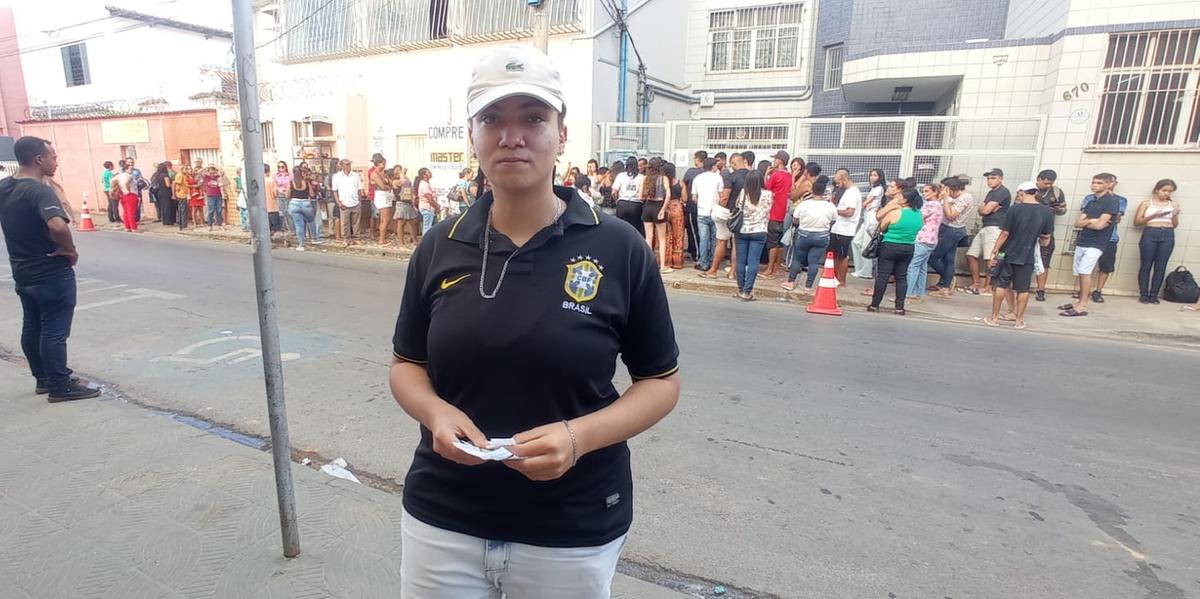 Francine Fernandes foi em busca do titulo no último dia do prazo e precisou esperar por 4 horas na fila (MARCIA VIEIRA)