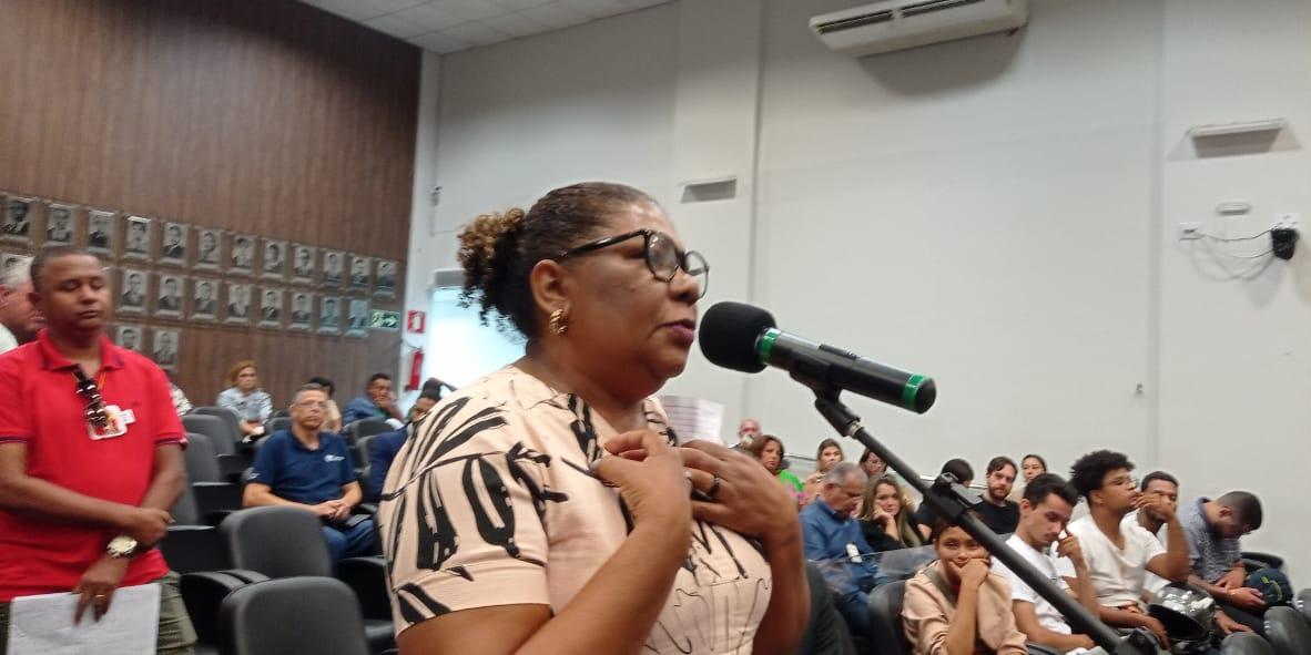 Reunião na Câmara Municipal de Montes Claros contou com a participação de pais e mães aflitos com a situação pediátrica na cidade (MÁRCIA VIEIRA)