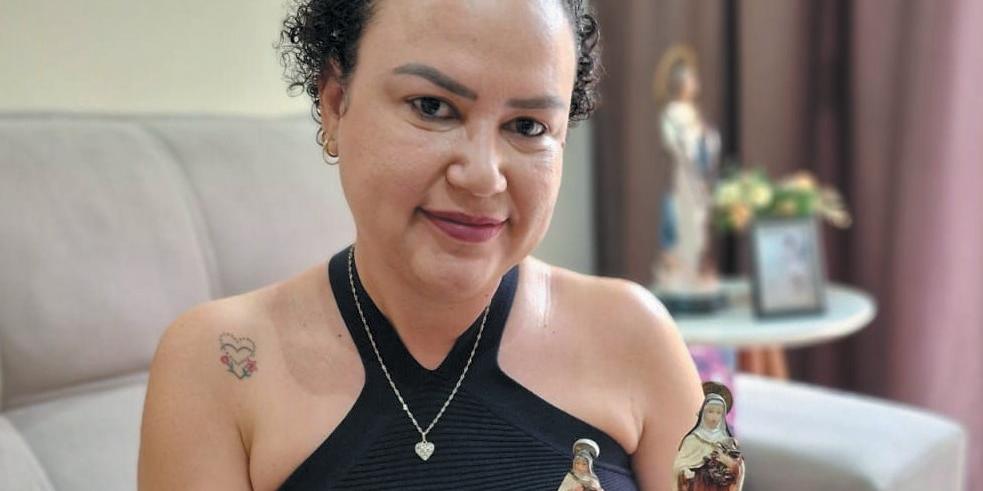A jornalista Nágila Almeida mantém a imagem da santa ao lado do retrato da sua saudosa mãe, Terezinha. (Arquivo Pessoal)