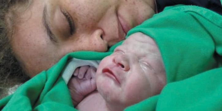 Jhullie Rodrigues e o filho Oliver: Teste do Pezinho detectou resíduos de antibiótico no organismo do bebê (ARQUIVO PESSOAL)