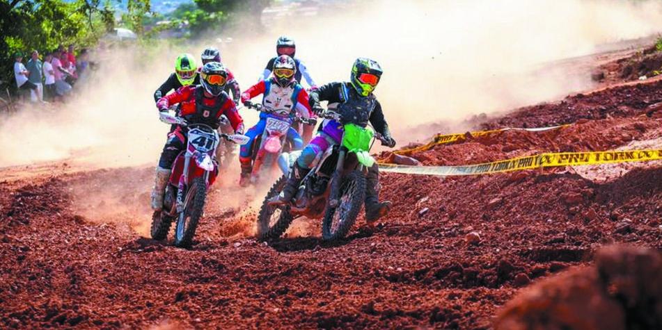 Aproximadamente 100 pilotos de todo o Estado participam da 2° Etapa do Copa Supercross em MOC (IGOR FÉLIX)