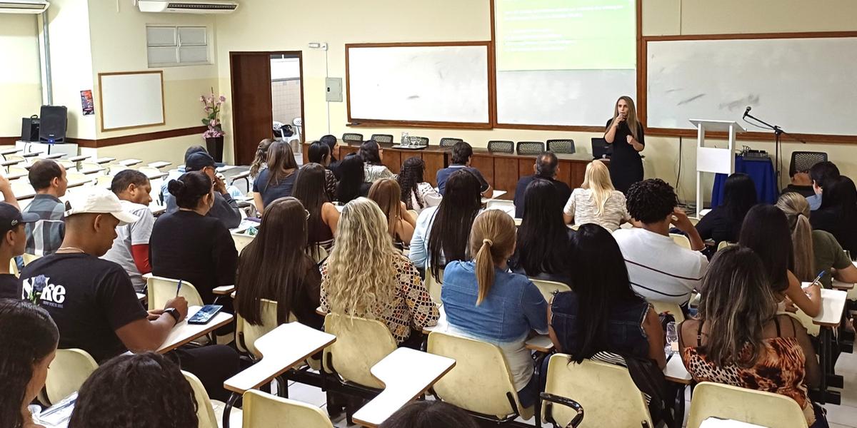 A coordenadora de vigilância em saúde da SRS de MOC conversou com os alunos sobre o mercado de trabalho na área da saúde (Pedro Ricardo)