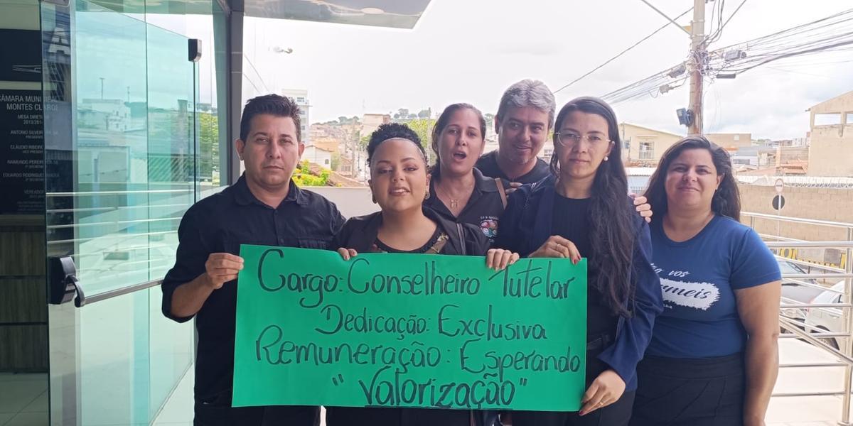 Protesto realizado na câmara municipal denunciando as péssimas condições das instalações do Conselho Tutelar em MOC (Arquivo pessoal)