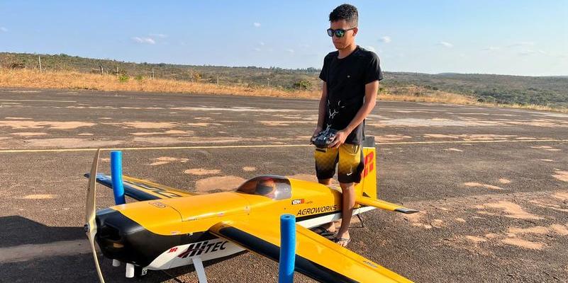 “Esse hobby para mim é maravilhoso e terapêutico” comenta o praticante do aeromodelismo, Elizeu Davi, de 23 anos (DIVULGAÇÃO)