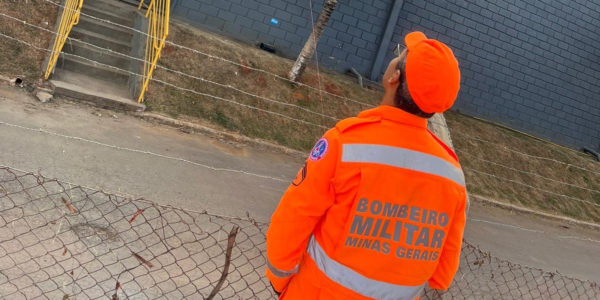 Motociclista foi atingida no pescoço enquanto passava pelo bairro Canelas (Bombeiros/ divulgação)