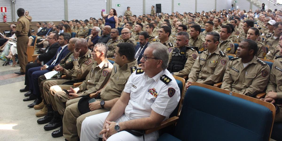 Para comemorar o aniversário, a solenidade contou com homenagem aos policiais militares que se destacaram em suas atividades, a outorga de medalhas de mérito militar nos graus ouro, prata e bronze, colaboradores e veteranos. (LEONARDO QUEIROZ)