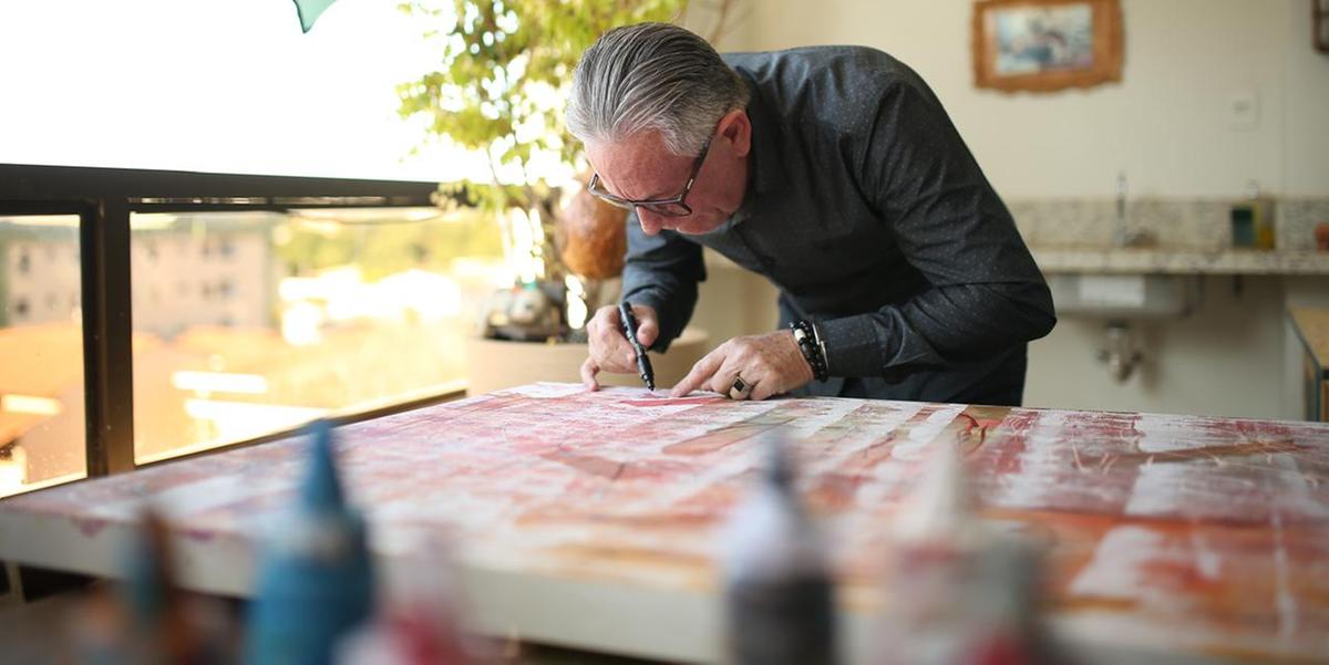 Nascido em Patos de Minas, o artista foi criado em João Pinheiro e atualmente reside em Montes Claros há 13 anos (DIVULGAÇÃO)