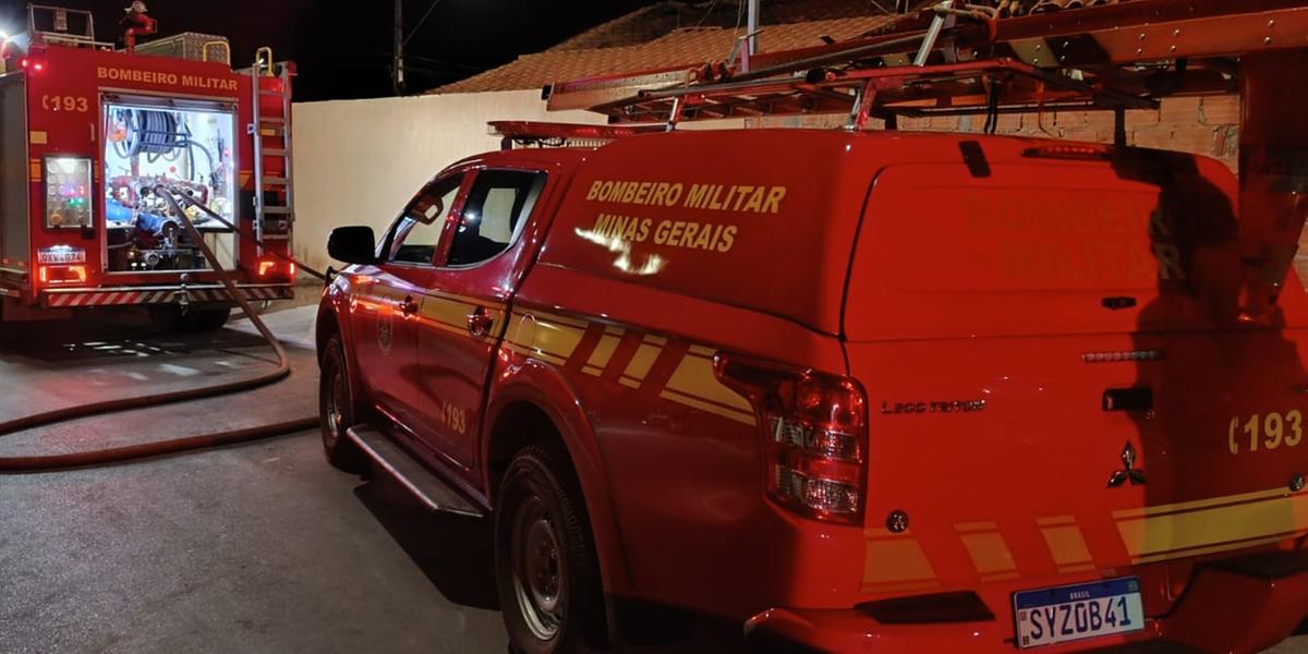 Bombeiros utilizaram 5500 litros para conter as chamas no imóvel localizado no bairro Monte Sião 