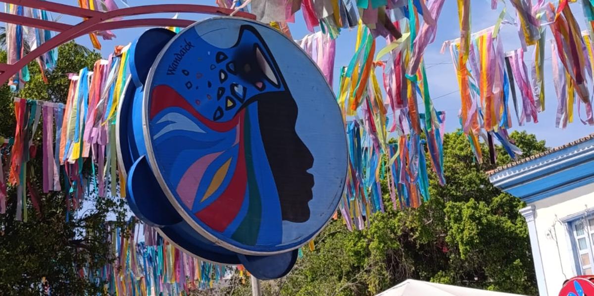 Os catopês são um grupo de dançarinos que se destacam por seus trajes vibrantes e coloridos, simbolizando a rica herança afro-brasileira (LEONARDO QUEIROZ)