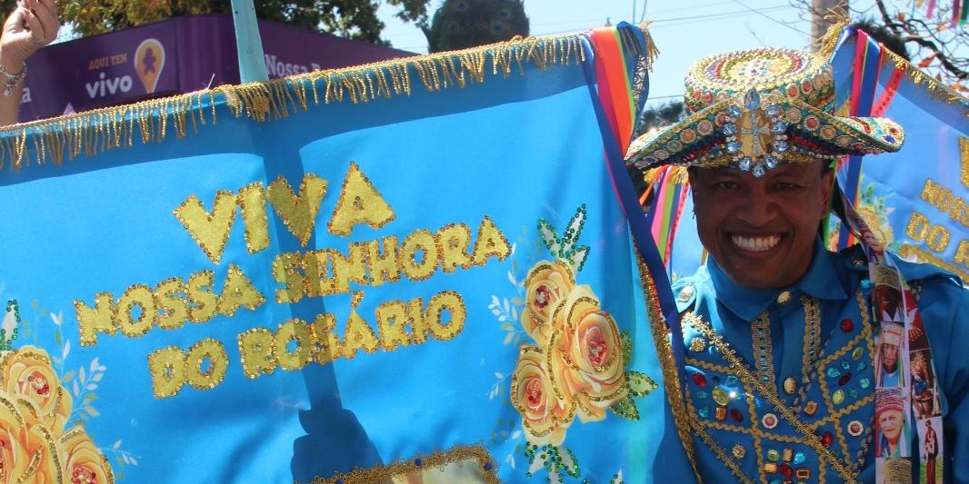 O tradicional desfile religioso começou na praça Dr. João Alves e seguiu pelo centro da cidade até chegar à praça Portugal, onde está a igreja do Rosário (LEONARDO QUEIROZ)