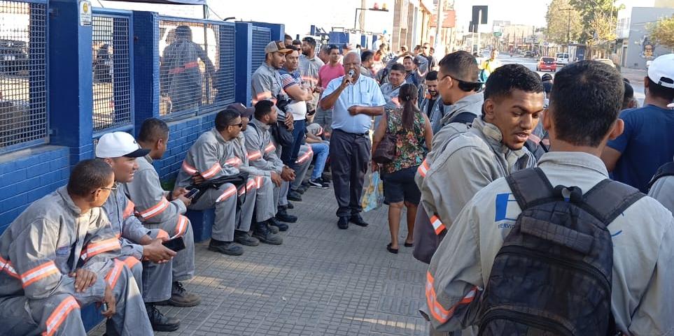 Em Montes Claros, funcionários realizaram ação pacífica em frente a sede da empreiteira (ARQUIVO PESSOAL)