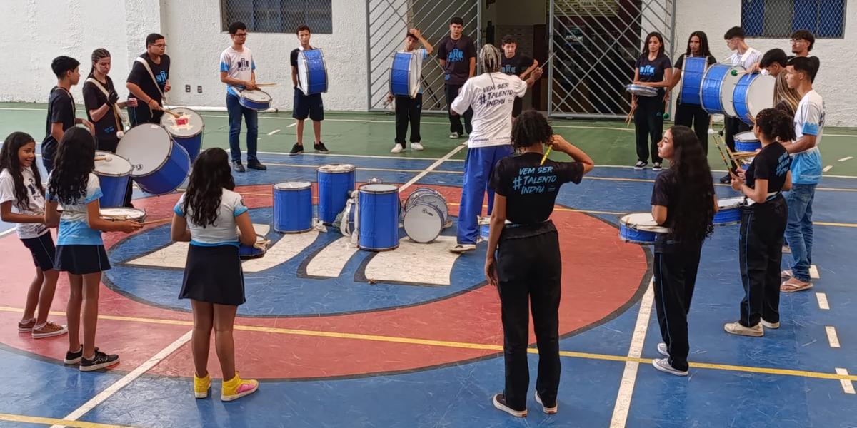 Com entusiasmo, estudantes do Colégio Indyu se preparam para a apresentação da fanfarra na avenida (LEONARDO QUEIROZ)