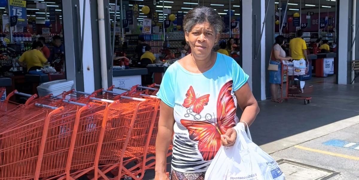 A doméstica Eliene do Carmo Silva desabafou: “Com R$100 não se compra quase nada, só uma sacolinha. Não dá para nada.” (LARISSA DURÃES)