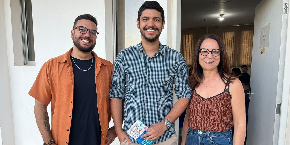 Da esquerda para a direita: o graduando em História, Gustavo Beckhauser; o professor Emerson Dantas; e a coordenadora do Programa de Pós-graduação em Letras e Estudos Literários, Andrea Martins (Divulgação)