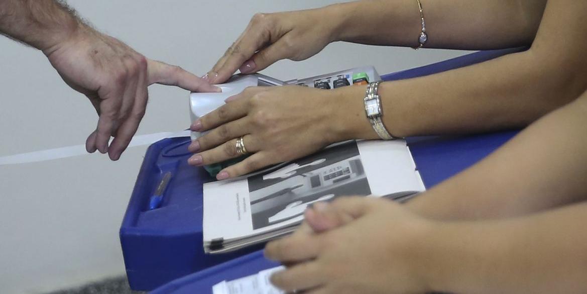 Em Montes Claros, 68,71% dos mesários são mulheres, totalizando 2.409 pessoas, enquanto os homens representam 31,29%, correspondendo a 1.907 indivíduos (José Cruz/Agência Brasil)