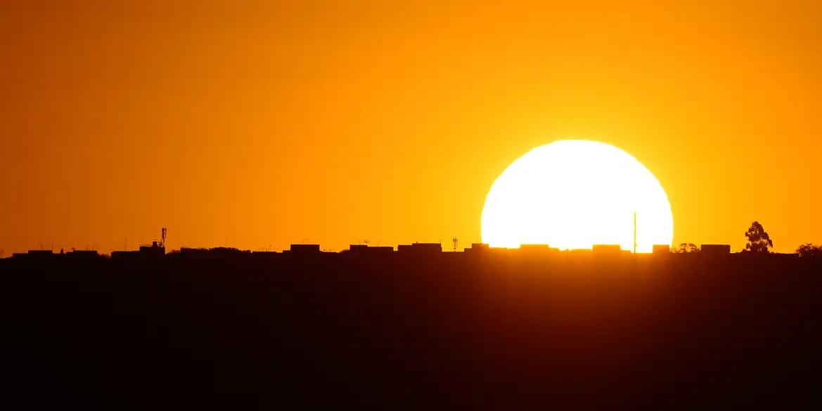 Para 43,6% dos entrevistados, a mudança no horário ajuda a economizar energia elétrica e outros recursos. (Marcello Casal Jr/Agência Brasil)