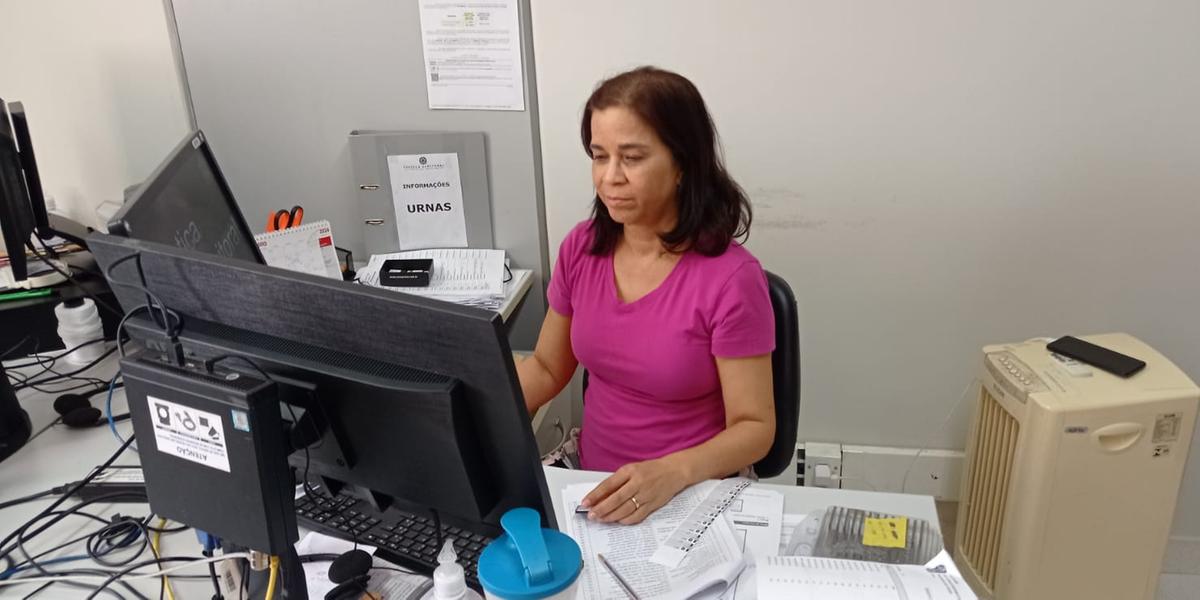 Rosana Porto, técnica judiciária da 184ª zona eleitoral, na cerimônia de geração de mídia para as eleições . Procedimento é simultâneo em todo o Estado (MÁRCIA VIEIRA)