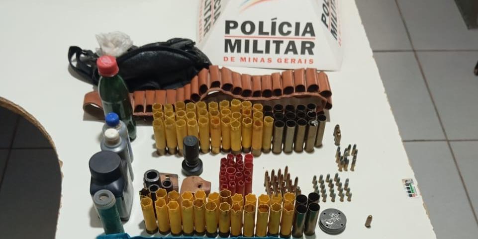 Material apreendido na casa do suspeito que também concorria ao cargo de vereador da cidade (PMMG/Divulgação)