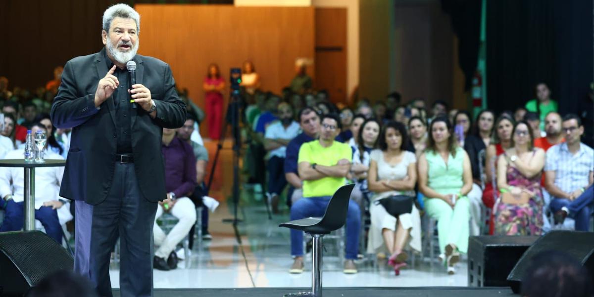 Cortella provocou reflexões sobre empreendedorismo e o valor do cooperativismo durante sua palestra de uma hora (Sólon Queiroz)