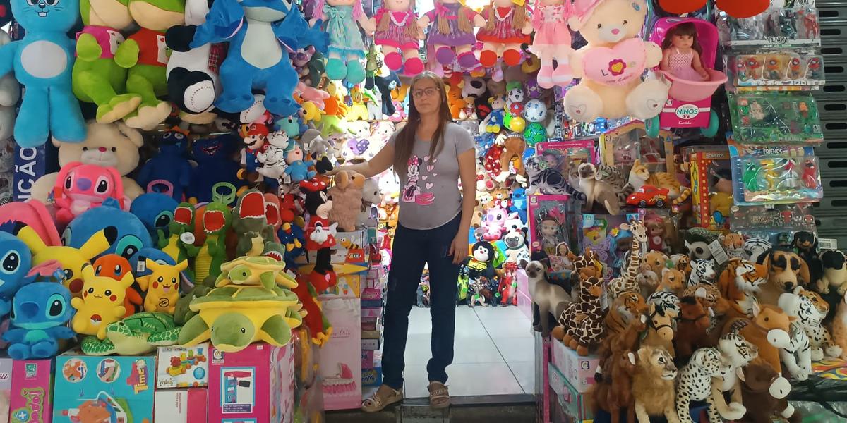 A comerciante de uma loja de brinquedos no centro em Montes Claros, Rode de Souza Saraiva, diz: "Eu sempre faço promoções para tentar equilibrar com a concorrência", explica. (arquivo pessoal)