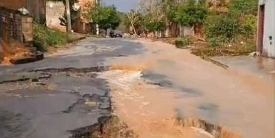 No bairro Independência, o asfalto recém executado pela prefeitura soltou nas primeiras chuvas (ARQUIVO PESSOAL)