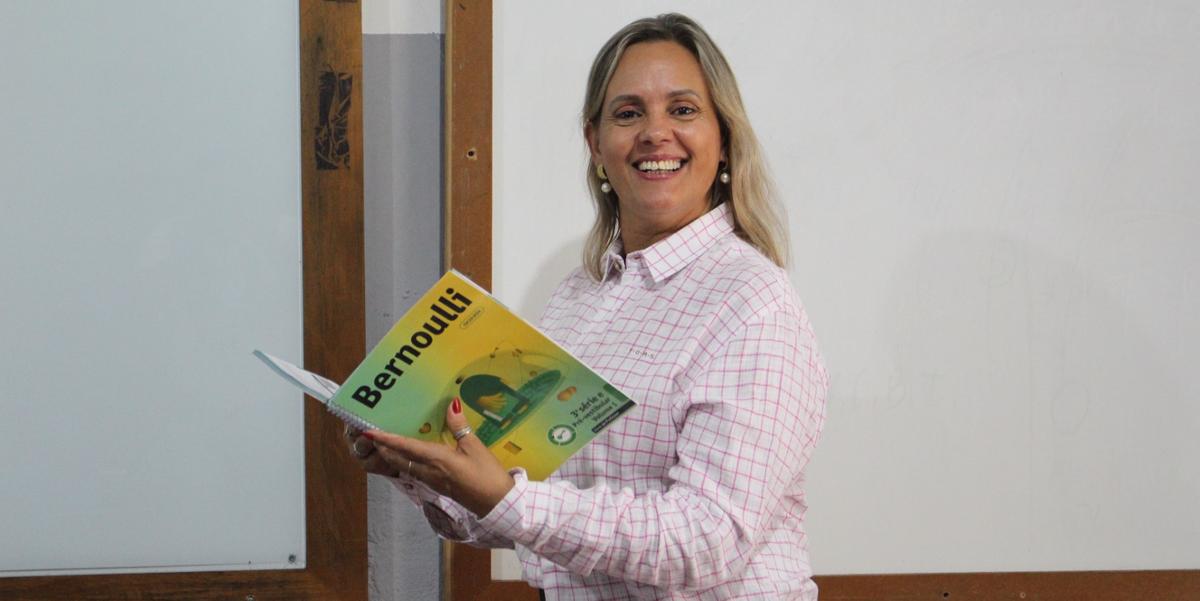 Sistematizar conteúdos e resolver exercícios aprofunda a consciência crítica e a compreensão, diz Wyara Monteiro Lima, professora de Sociologia do Indyu (LEONARDO QUEIROZ)