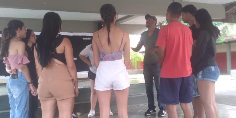 Estudantes da Escola Estadual Eloy Pereira ensaiam a peça teatral ‘Noite de Reis’ (arquivo pessoal)