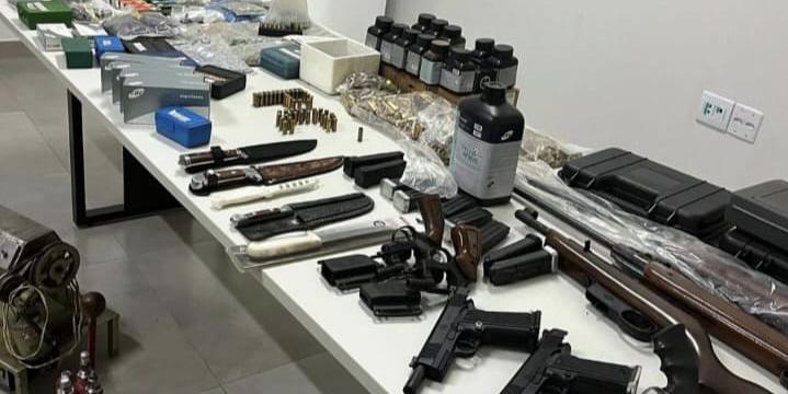 A operação culminou na apreensão de sete armas, sendo várias sem registro, além de munição e equipamentos para fabricar cartuchos. (PCMG/Divulgação)