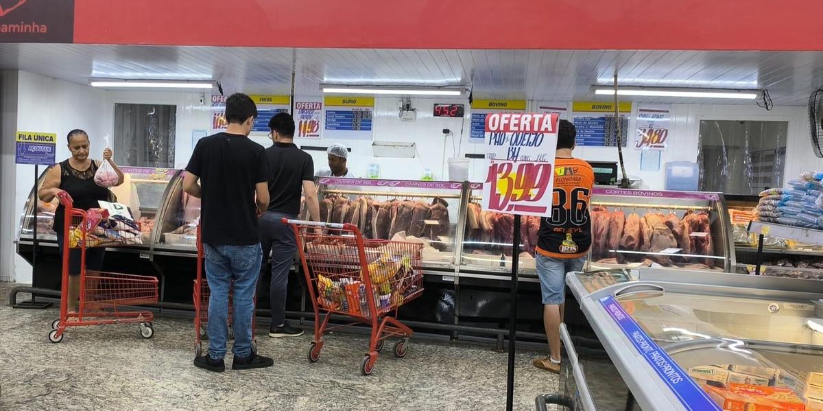 Cleusa de Jesus Pereira, critica aumento nos preços de alimentos essenciais, principalmente da carne: “está demais. Uma pena, o preço sobe mais que o salário” (Larissa Durães)