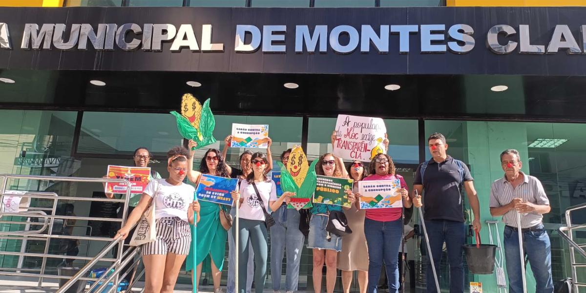 Manifestantes em ato simbólico lavaram a escadaria da Câmara de Vereadores de Montes Claros. Eles querem que os vereadores informem com mais clareza sobre o rombo de mais de R$ 2 milhões nas contas do órgão público (Helen Santa Rosa)