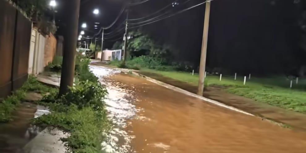 Corpo de Bombeiros e Copasa atuam para minimizar os danos provocados pela ausência de infraestrutura (Divulgação)