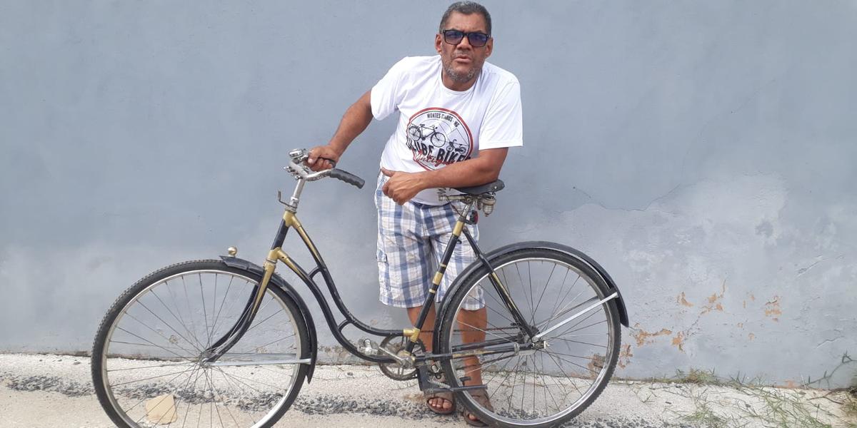 Mazinho Lanterneiro, presença constante no evento, expressa a emoção de desfilar por Montes Claros com sua bicicleta vintage (arquivo pessoal)