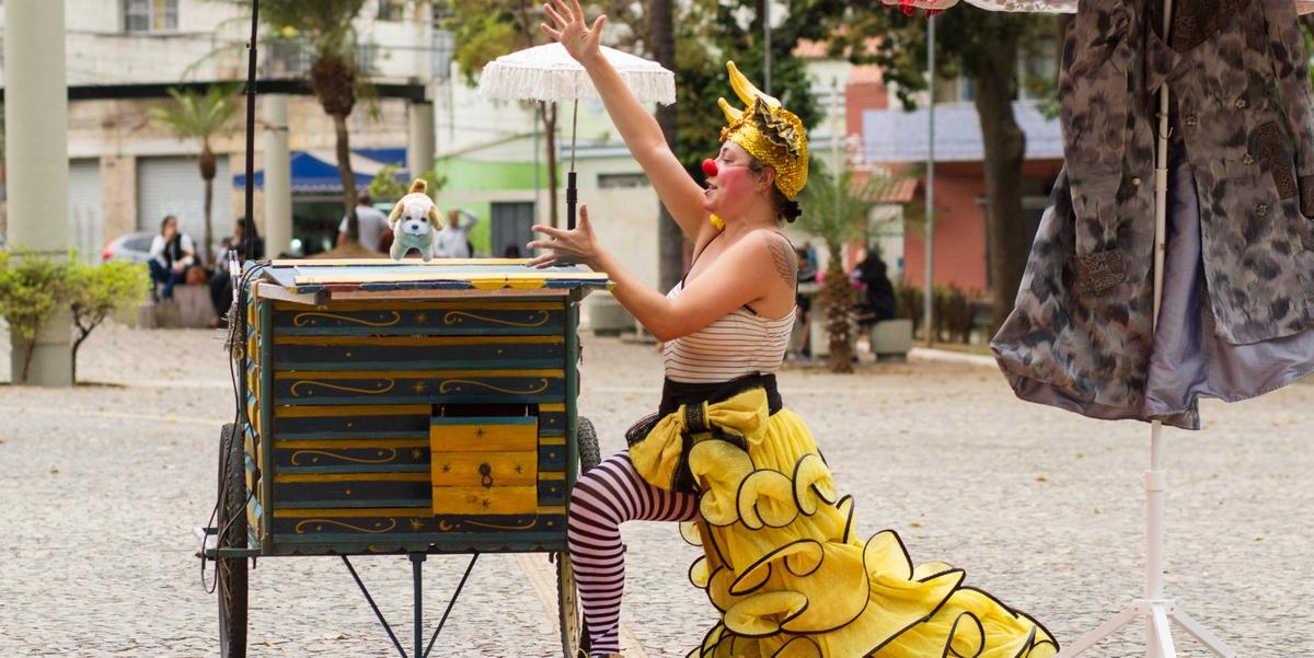 “Valente” conta a trajetória de Lorota, uma artista em declínio que busca reavivar sua carreira com a ajuda de Valente, seu leal cãozinho de pelúcia (Naum Produtora - Pedro Carvalho/ divulgação)