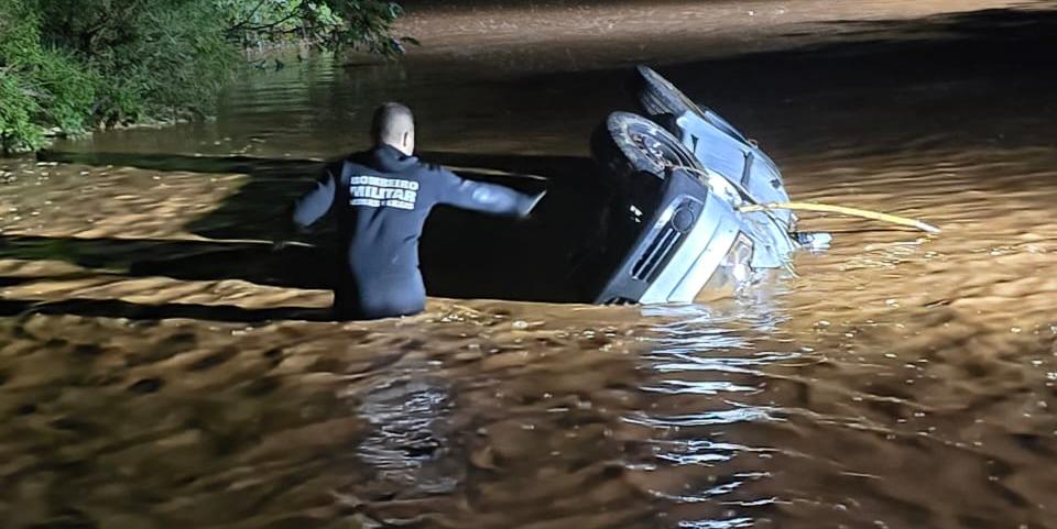 Em Glaucilândia, bombeiros estão empenhados em buscas desde sábado para localizar o motorista de uma Saveiro que foi arrastada pela correnteza (Ascom 7° BBM)