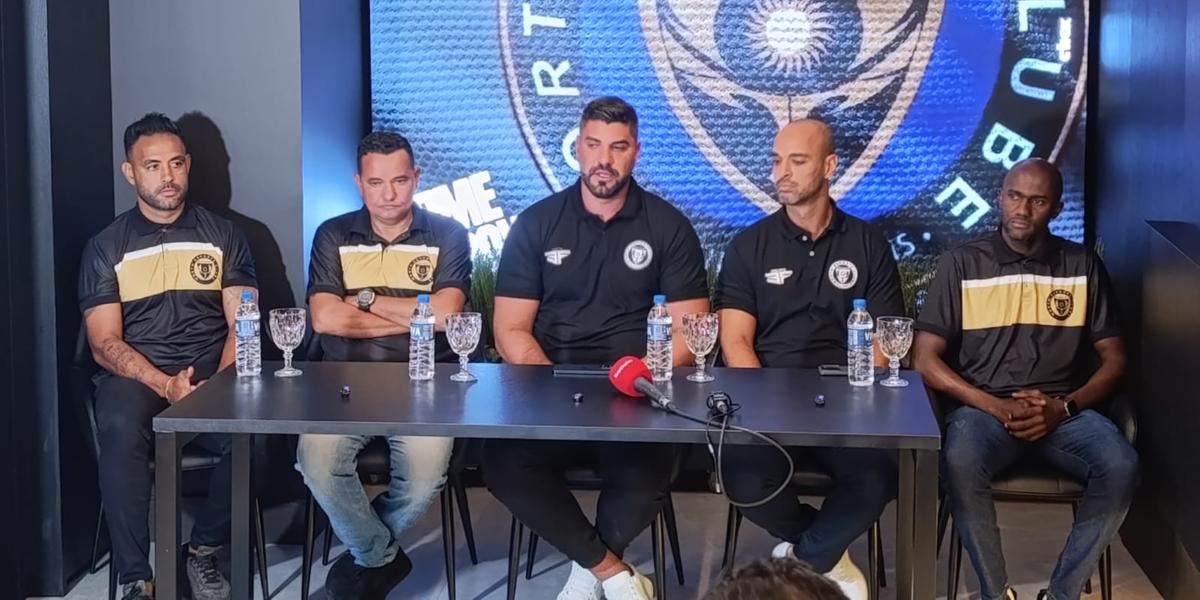 Parte da comissão do North Esporte Clube técnica foi apresentada em coletiva de imprensa (Leonardo Queiroz)