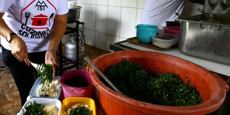 Estabelecidas na pandemia para combater a fome em áreas urbanas e periferias, as Cozinhas Solidárias permanecem vitais na luta contra a insegurança alimentar (Marcelo Camargo/Agência Brasil)