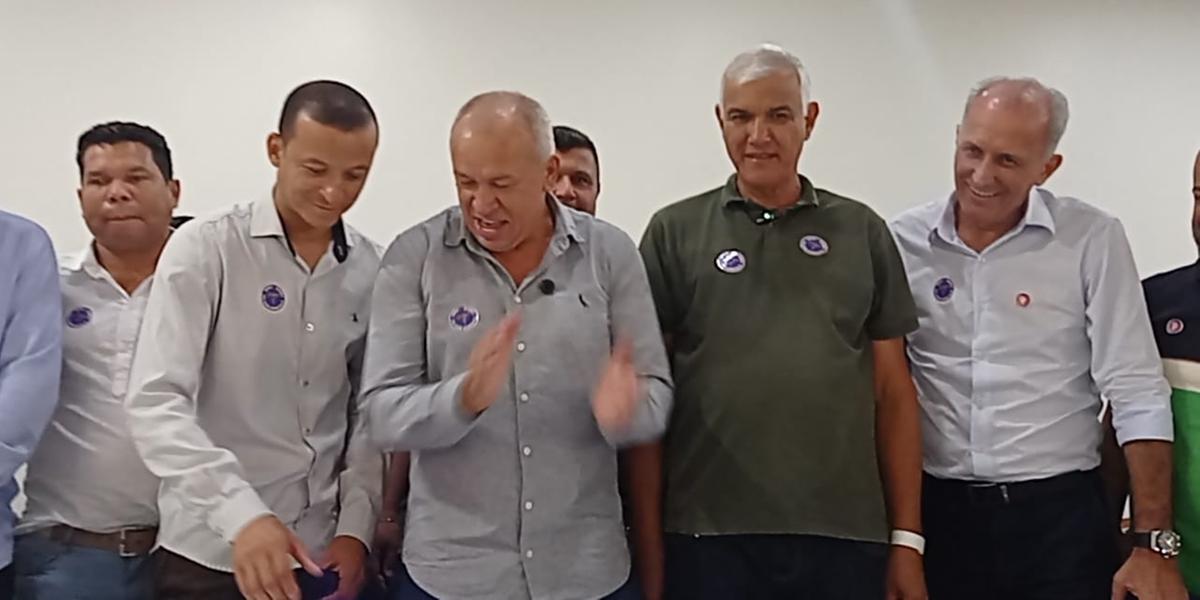 Gonçalo Antônio recebeu o apoio do deputado Paulo Guedes, do PT, na eleição do SAMU. O deputado federal de Montes Claros, que apoiava o outro candidato, não compareceu (MÁRCIA VIEIRA)