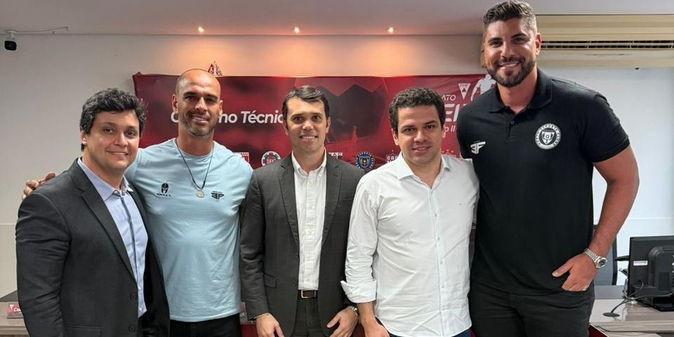 Daniel Las Casas, chefe de Gabinete da Presidência da FMF, acompanhado pelo diretor executivo do NEC, Adriano Aro, presidente da FMF; Castellar Neto, diretor executivo; e Victor Oliveira, presidente do North Esporte Clube (NEC) (North Esporte Clube/ divulgação)